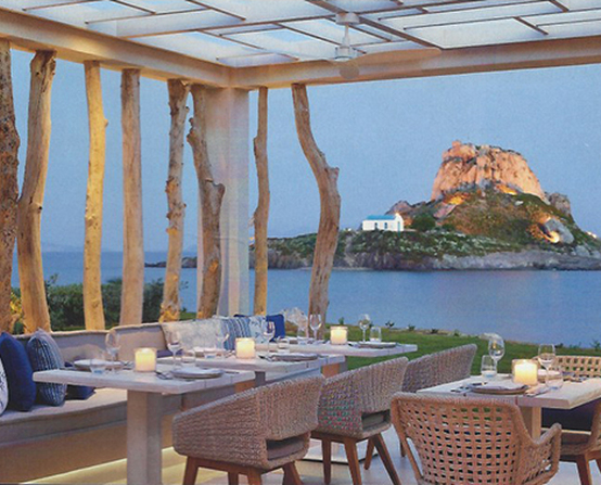 UM_parution_deco-nature_tronc_bois_flotte_ikos_aria_terrasse_restaurant.jpg