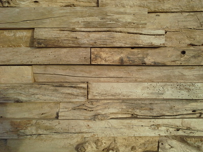 Le mur de briques de bois flotté