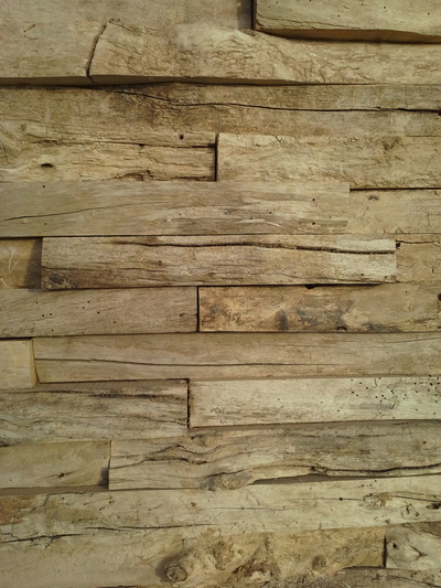 Le mur de briques de bois flotté