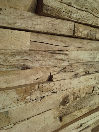 Le mur de briques de bois flotté