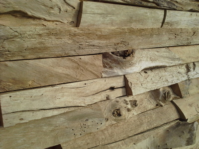 Le mur de briques de bois flotté
