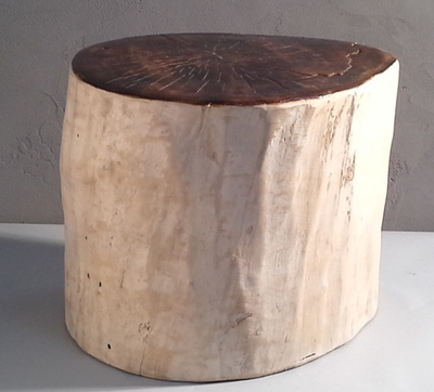 Tabouret en bois flotté avec l'assise teinté et vernis