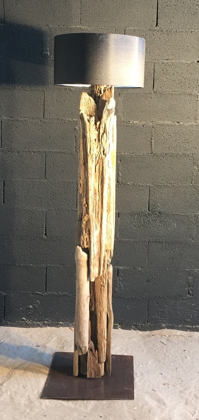 Lampadaire en planches de bois flotté