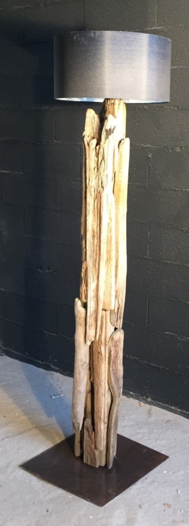 Lampadaire en planches de bois flotté