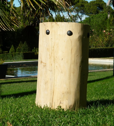 Tabouret en bois flotté clouté avec des clous ronds