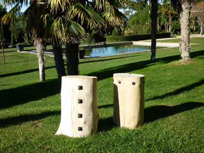 Tabouret en bois flotté clouté avec des clous ronds