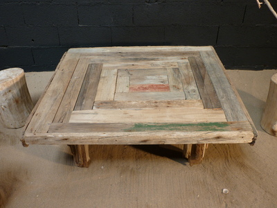 Table basse en planches de bois flotté
