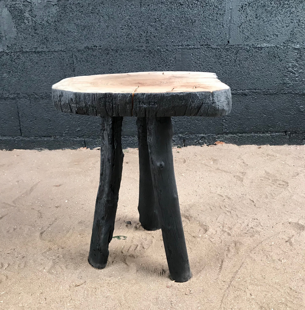 tabouret 3 pieds brulés.jpg