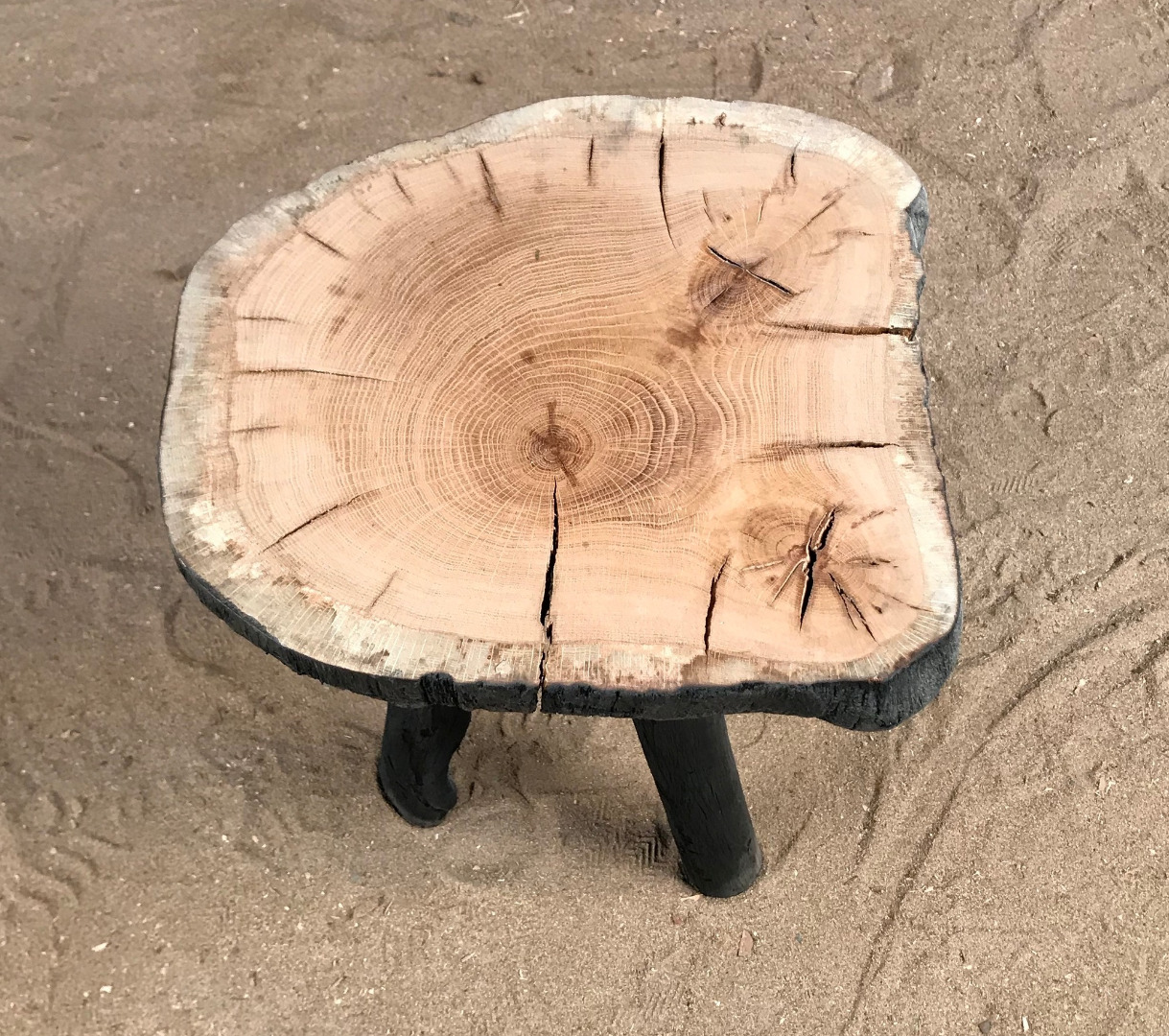 tabouret 3 pieds brulés assise chene.jpg